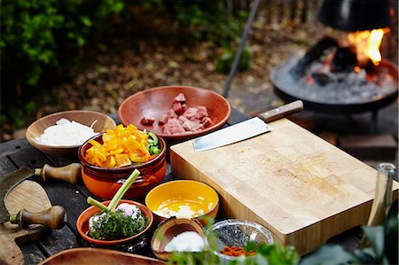 flaming cook - Preparing Goulash Stew Foto de stock - Sin royalties Premium, Código: 6115-07282749