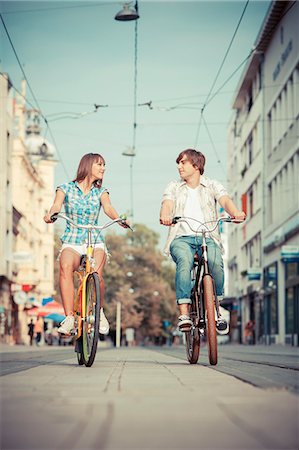 Young couple riding bicycles together, Osijek, Croatia Photographie de stock - Premium Libres de Droits, Code: 6115-07282896