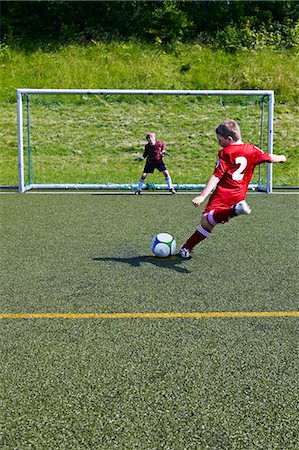 Boys at soccer training, exercising penalty kick, Munich, Bavaria, Germany Photographie de stock - Premium Libres de Droits, Code: 6115-07539651