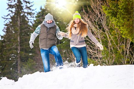 Couple Running In Snow, Spitzingsee, Bavaria, Germany Photographie de stock - Premium Libres de Droits, Code: 6115-07539625