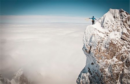 Alpinist on mountain top, Zugspitze, Germany Photographie de stock - Premium Libres de Droits, Code: 6115-07539741