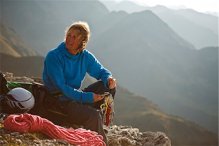 simsearch:6115-07109838,k - Alpinist sitting in mountains, preparing a climb, Stubai, Kalkkoegel, Austria Fotografie stock - Premium Royalty-Free, Codice: 6115-07539758