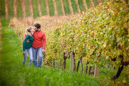 Happy couple walking in a vineyard, Osijek, Croatia Foto de stock - Sin royalties Premium, Código: 6115-07539783