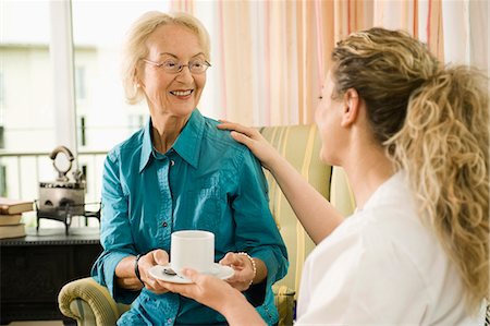 Senior woman receiving a cup of tea from nurse, Bavaria, Germany Photographie de stock - Premium Libres de Droits, Code: 6115-07539795