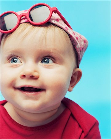 Baby Girl Smiling And Wearing Sunglasses On Head, Munich, Bavaria, Germany, Europe Photographie de stock - Premium Libres de Droits, Code: 6115-07539731