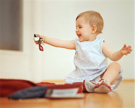 stage dress - Little Girl Playing With Bunch Of Keys, Munich, Bavaria, Germany Photographie de stock - Premium Libres de Droits, Code: 6115-07539738