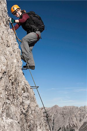 Female alpinist rock climbing, Innsbruck route, Tyrol, Austria Foto de stock - Sin royalties Premium, Código: 6115-07539820