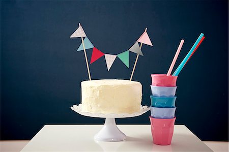 simsearch:614-06813495,k - Birthday party, cake decoration, Munich, Bavaria, Germany Stock Photo - Premium Royalty-Free, Code: 6115-08066265