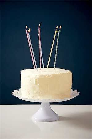 pastel de cumpleaños - Birthday party, cake and burning candles, Munich, Bavaria, Germany Foto de stock - Sin royalties Premium, Código: 6115-08066269