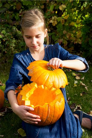 simsearch:6115-08066282,k - Girl holding pumpkin lantern Photographie de stock - Premium Libres de Droits, Code: 6115-08066280