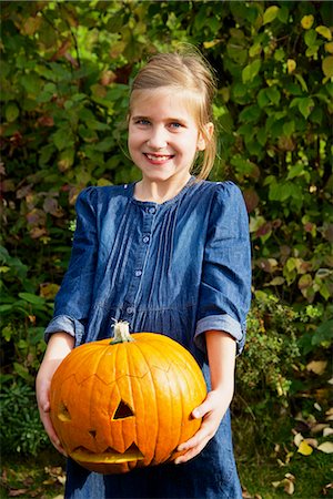 Girl holding Jack O'Lantern, portrait Foto de stock - Sin royalties Premium, Código: 6115-08066285