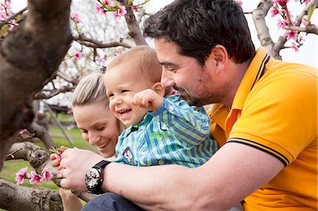 simsearch:6115-06732820,k - Parents with toddler boy having fun outdoors, Austria Foto de stock - Sin royalties Premium, Código: 6115-08066388