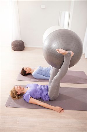 simsearch:6115-06778845,k - Women practicing with exercise balls on Pilates class Fotografie stock - Premium Royalty-Free, Codice: 6115-08066306