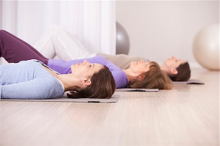 pilates mat - Three women doing Pilates exercises Photographie de stock - Premium Libres de Droits, Code: 6115-08066329