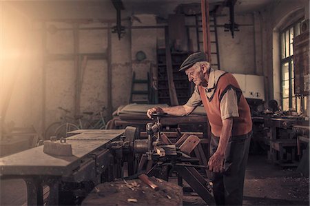 Senior carpenter in his workshop, Karanac, Baranja, Croatia Photographie de stock - Premium Libres de Droits, Code: 6115-08066425