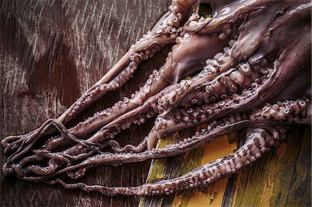 Octopus on Wooden Table Photographie de stock - Premium Libres de Droits, Code: 6115-08066571