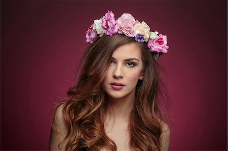 scusarsi - Young woman wearing flower wreath Fotografie stock - Premium Royalty-Free, Codice: 6115-08066528