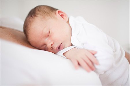 recién nacido - Newborn baby sleeping peacefully Foto de stock - Sin royalties Premium, Código: 6115-08066712