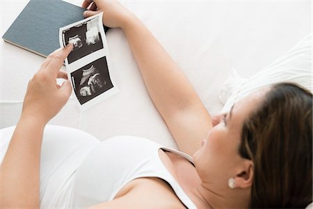 simsearch:649-03773608,k - Pregnant woman looking at ultrasound pictures Stockbilder - Premium RF Lizenzfrei, Bildnummer: 6115-08149240