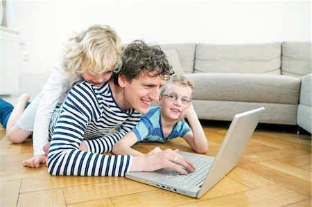 simsearch:6102-08942558,k - Father and children playing with notebook Stock Photo - Premium Royalty-Free, Code: 6115-08149265