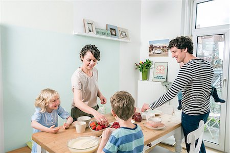 Family in kitchen preparing breakfast Photographie de stock - Premium Libres de Droits, Code: 6115-08149209