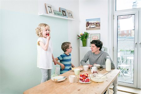 simsearch:6115-06732814,k - Father and children eating waffles in kitchen Stock Photo - Premium Royalty-Free, Code: 6115-08149214