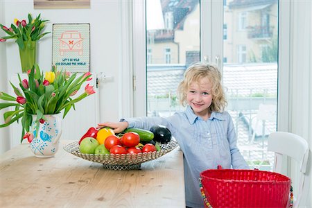 Girl with blond hair arranging fruit on table Photographie de stock - Premium Libres de Droits, Code: 6115-08149222