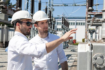 power station control - Engineers checking electricity substation Foto de stock - Sin royalties Premium, Código: 6115-08149393