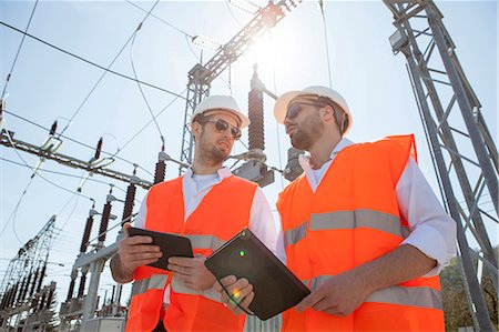 sendemast - Engineers checking electricity substation Stockbilder - Premium RF Lizenzfrei, Bildnummer: 6115-08149391