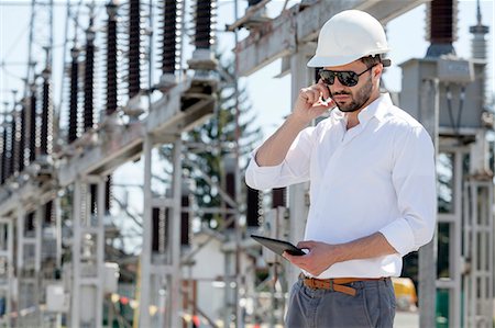 Engineer checking electricity substation Photographie de stock - Premium Libres de Droits, Code: 6115-08149397