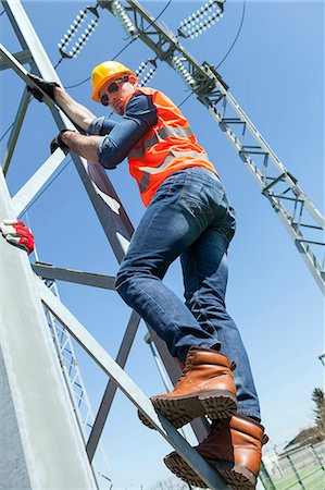electricidad - Engineer climbing electricity pylon Foto de stock - Sin royalties Premium, Código: 6115-08149420