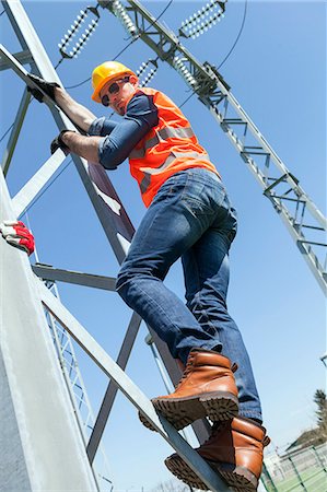 Engineer climbing electricity pylon Foto de stock - Sin royalties Premium, Código: 6115-08149420