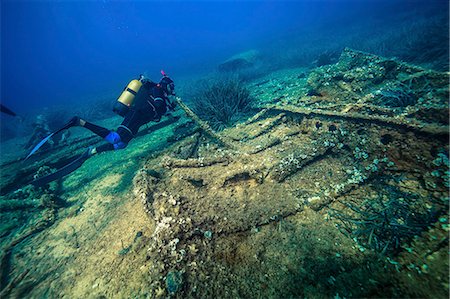 Scuba diver exploring shipwreck, Adriatic Sea, Dalmatia, Croatia Photographie de stock - Premium Libres de Droits, Code: 6115-08149533
