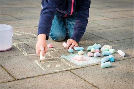 Blonde girl drawing with chalk on sidewalk, Munich, Bavaria, Germany Photographie de stock - Premium Libres de Droits, Code: 6115-08100473