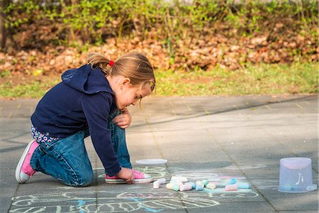 Blonde girl drawing with chalk on sidewalk, Munich, Bavaria, Germany Foto de stock - Sin royalties Premium, Código: 6115-08100479