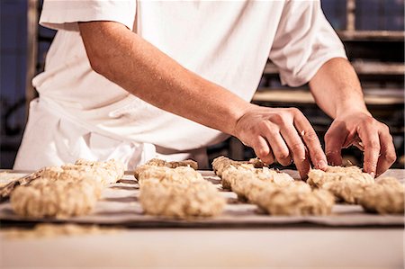 pâtissier (homme et femme) - Confectioner making almond cookies Photographie de stock - Premium Libres de Droits, Code: 6115-08100497