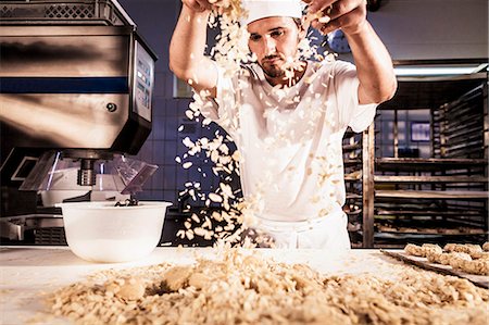 plätzchen - Confectioner making almond cookies Stockbilder - Premium RF Lizenzfrei, Bildnummer: 6115-08100498
