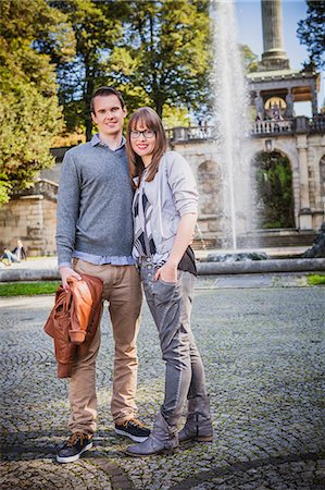 Young couple against Angel of Peace Monument, Munich, Bavaria, Germany Photographie de stock - Premium Libres de Droits, Code: 6115-08100573