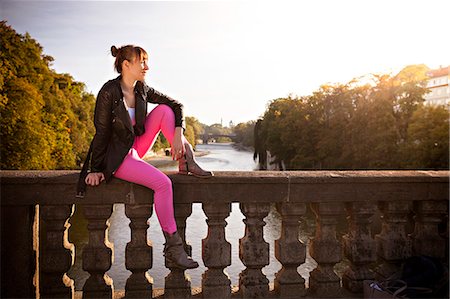 simsearch:6115-06778922,k - Young woman day dreaming on bridge, Munich, Bavaria, Germany Foto de stock - Sin royalties Premium, Código: 6115-08100588