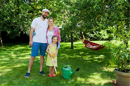 dad and daughter in hammock - Family with two children in the garden, Munich, Bavaria, Germany Photographie de stock - Premium Libres de Droits, Code: 6115-08100596