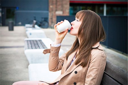 simsearch:6115-08100563,k - Young woman drinking a coffee outdoors, Munich, Bavaria, Germany Stockbilder - Premium RF Lizenzfrei, Bildnummer: 6115-08100537