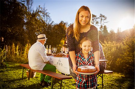 family with grandparents eating - Family having a picnic in the garden, Munich, Bavaria, Germany Foto de stock - Sin royalties Premium, Código: 6115-08100661