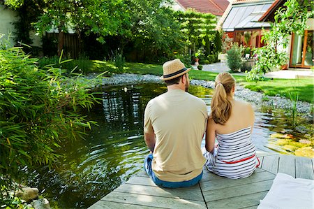 simsearch:6115-07282681,k - Heterosexual couple takes a break by the pond, rear view, Munich, Bavaria, Germany Stock Photo - Premium Royalty-Free, Code: 6115-08100613