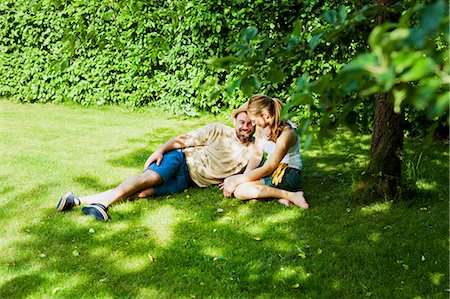 simsearch:6115-08100507,k - Heterosexual couple takes a break in the garden, Munich, Bavaria, Germany Photographie de stock - Premium Libres de Droits, Code: 6115-08100610