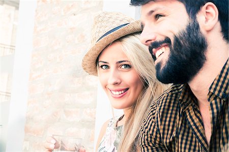 Portrait of happy young couple outdoors Photographie de stock - Premium Libres de Droits, Code: 6115-08100627