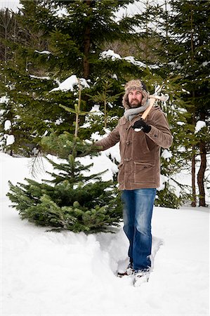 simsearch:640-08089734,k - Man with axe stands by Christmas tree in snow-covered landscape, Bavaria, Germany Foto de stock - Royalty Free Premium, Número: 6115-08100636