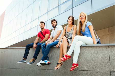 simsearch:6115-08100966,k - Group of university students sitting on campus Foto de stock - Royalty Free Premium, Número: 6115-08100782