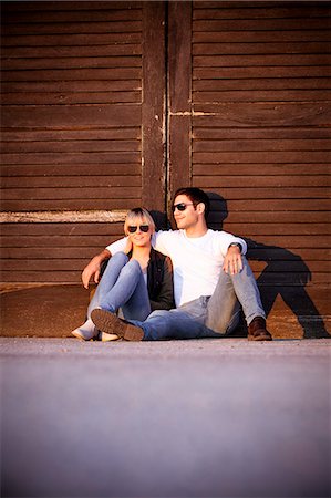 simsearch:6115-08101013,k - Young couple sitting side by side Fotografie stock - Premium Royalty-Free, Codice: 6115-08100864