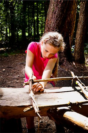 simsearch:6115-08100825,k - Girl crafting in a forest camp, Munich, Bavaria, Germany Foto de stock - Sin royalties Premium, Código: 6115-08100809