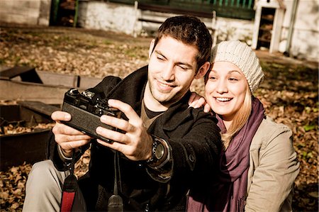 simsearch:6115-08100966,k - Young couple taking a self portrait outdoors Foto de stock - Royalty Free Premium, Número: 6115-08100953
